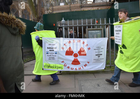 Westminster, London, UK. 12. März 2016. Bruce Kent, CND. Fukushima Jahrestag. Eine Anti-Atom-Protest in London Stockfoto