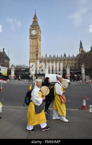 Westminster, London, UK. 12. März 2016. Bruce Kent, CND. Fukushima Jahrestag. Eine Anti-Atom-Protest in London Stockfoto