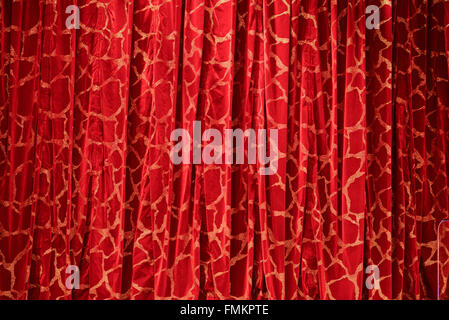 Roter Vorhang in natürlichem Licht Stockfoto