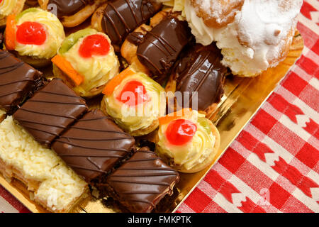 Eclair und viele Kuchen auf dem Tisch Stockfoto