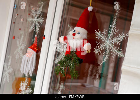 Santa und Sterne, Weihnachtsschmuck hängen im Fenster Stockfoto