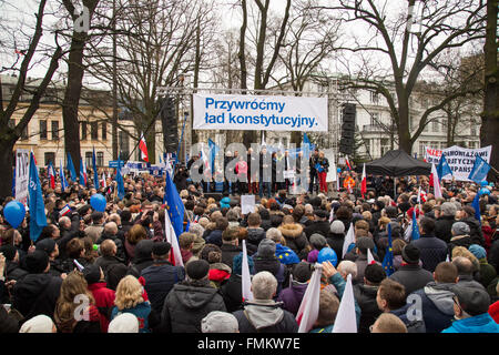 Warschau, Polen. 12. März 2016. Menschen nehmen Teil an einer Demonstration von modernen, die polnische liberale politische Partei (Nowoczesna) organisiert und Ausschuß für Verteidigung der Demokratie (KOD) vor der konstitutionellen Gericht (TK) am 12. März 2016 in Warschau, Polen. Bildnachweis: MW/Alamy Live-Nachrichten Stockfoto