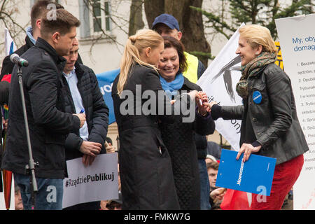 Warschau, Polen. 12. März 2016. Politiker Zeichen die Anforderungen während der Demonstration von modernen, die polnische liberale politische Partei (Nowoczesna) organisiert und Ausschuß für Verteidigung der Demokratie (KOD) vor der konstitutionellen Gericht (TK) am 12. März 2016 in Warschau, Polen. Bildnachweis: MW/Alamy Live-Nachrichten Stockfoto