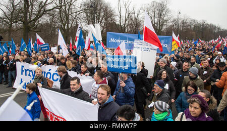 Warschau, Polen. 12. März 2016. Menschen nehmen Sie Teil an einer Demonstration von modernen, die polnische liberale politische Partei (Nowoczesna) organisiert und Ausschuß für die Verteidigung der Demokratie (KOD) am 12. März 2016 in Warschau, Polen. Bildnachweis: MW/Alamy Live-Nachrichten Stockfoto