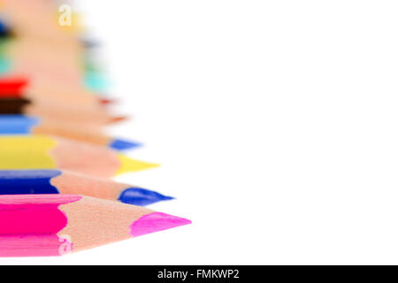 Viele unterschiedliche Farbe der Bleistifte in weißem Hintergrund Stockfoto