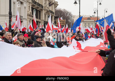 Warschau, Polen. 12. März 2016. Menschen nehmen Sie Teil an einer Demonstration von modernen, die polnische liberale politische Partei (Nowoczesna) organisiert und Ausschuß für die Verteidigung der Demokratie (KOD) vor Präsidentenpalast am 12. März 2016 in Warschau, Polen. Bildnachweis: MW/Alamy Live-Nachrichten Stockfoto