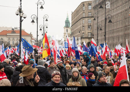 Warschau, Polen. 12. März 2016. Menschen nehmen Sie Teil an einer Demonstration von modernen, die polnische liberale politische Partei (Nowoczesna) organisiert und Ausschuß für die Verteidigung der Demokratie (KOD) vor Präsidentenpalast am 12. März 2016 in Warschau, Polen. Bildnachweis: MW/Alamy Live-Nachrichten Stockfoto