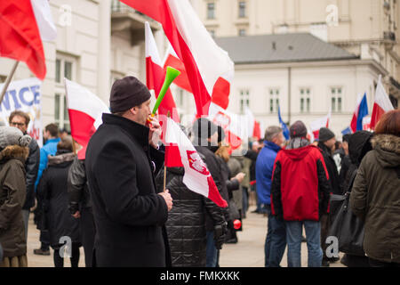 Warschau, Polen. 12. März 2016. Menschen nehmen Sie Teil an einer Demonstration von modernen, die polnische liberale politische Partei (Nowoczesna) organisiert und Ausschuß für die Verteidigung der Demokratie (KOD) vor Präsidentenpalast am 12. März 2016 in Warschau, Polen. Bildnachweis: MW/Alamy Live-Nachrichten Stockfoto