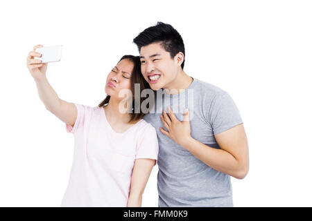 Junges Paar unter einem Selfie auf smartphone Stockfoto