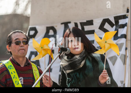 London, UK. 12. März 2016. Japanische Lautsprecher auf einer Kundgebung statt außerhalb der Houses of Parliament in Westminster, den fünften Jahrestag der Atomkatastrophe von Fukushima in Japan zu erkennen und zum protest gegen die japanische Regierung Pläne, das Kernkraftwerk Sendai neu zu starten. Bildnachweis: Stephen Chung/Alamy Live-Nachrichten Stockfoto