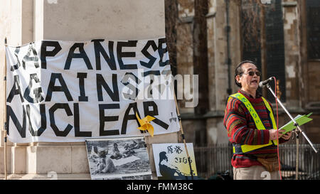 London, UK. 12. März 2016. Ein Lautsprecher befasst sich mit die Rallye statt außerhalb der Houses of Parliament in Westminster, den fünften Jahrestag der Atomkatastrophe von Fukushima in Japan zu erkennen und zum protest gegen die japanische Regierung Pläne, das Kernkraftwerk Sendai neu zu starten. Bildnachweis: Stephen Chung/Alamy Live-Nachrichten Stockfoto