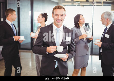 Porträt der Geschäftsmann mit Tee während der Pausenzeit Stockfoto