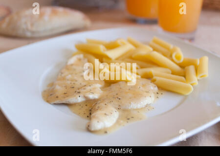 Hühnerschnitzel mit Nudeln Stockfoto