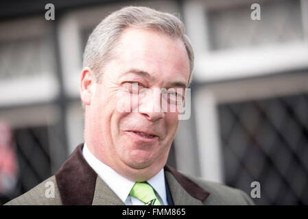 Romford, Essex, 12. März 2016, Nigel Farage MEP, Führer der UKIP Campainging in Romford, Essex am Markttag, mit Andrew Rosindell MP zur Unterstützung der UK-Rückzug aus der Europäischen Union. Bildnachweis: Ian Davidson/Alamy Live-Nachrichten Stockfoto