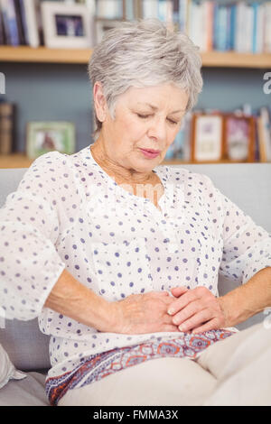 Nahaufnahme von senior Frau Magenschmerzen leidet Stockfoto