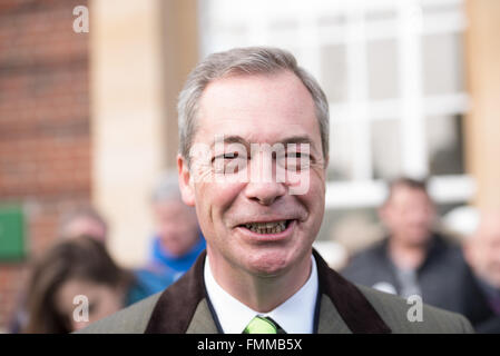 Romford, Essex, 12. März 2016, Nigel Farage MEP, Führer der UKIP Campainging in Romford, Essex am Markttag, mit Andrew Rosindell MP zur Unterstützung der UK-Rückzug aus der Europäischen Union. Bildnachweis: Ian Davidson/Alamy Live-Nachrichten Stockfoto