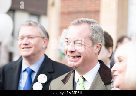 Romford, Essex, 12. März 2016, Nigel Farage MEP, Führer der UKIP Werbetätigkeit in Romford, Essex am Markttag, mit Andrew Rosindell MP zur Unterstützung der UK-Rückzug aus der Europäischen Union. Bildnachweis: Ian Davidson/Alamy Live-Nachrichten Stockfoto