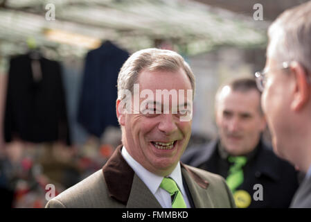 Romford, Essex, 12. März 2016, Nigel Farage MEP, Führer der UKIP Campainging in Romford, Essex am Markttag, mit Andrew Rosindell MP zur Unterstützung der UK-Rückzug aus der Europäischen Union. Bildnachweis: Ian Davidson/Alamy Live-Nachrichten Stockfoto