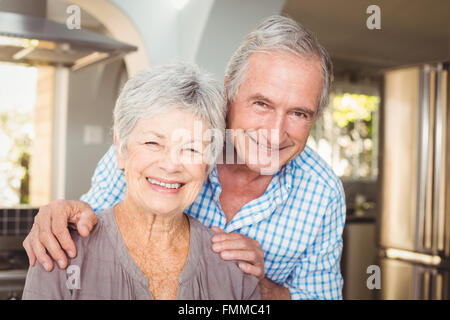 Porträt von fröhlichen senior Mann umfassenden Frau Stockfoto
