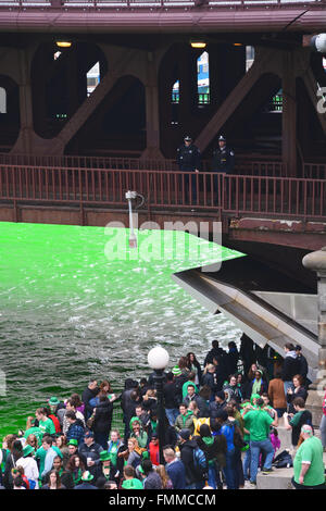 Zwei Chicago Polizisten zu sehen, dass die Menschenmenge versammelte sich, um zu sehen, dass für St. Patricks Day, 12. März 2016 den Chicago River grün gefärbt Stockfoto