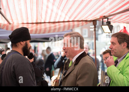 Romford, Essex, 12. März 2016, Nigel Farage MEP, Führer der UKIP Werbetätigkeit in Romford, Essex am Markttag, mit Andrew Rosindell MP zur Unterstützung der UK-Rückzug aus der Europäischen Union. Bildnachweis: Ian Davidson/Alamy Live-Nachrichten Stockfoto