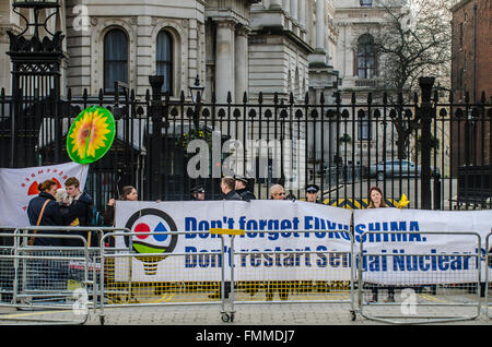 Am fünften Jahrestag der Katastrophe des Kernkraftwerks Fukushima fand in London eine Demonstration statt, bei der gegen die japanische Entscheidung, das Kernkraftwerk Sendai wieder in Betrieb zu nehmen, protestierte Stockfoto