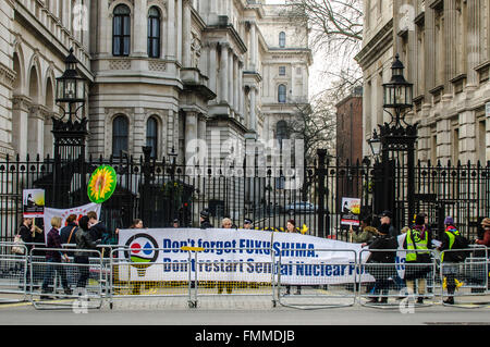 Am fünften Jahrestag der Katastrophe des Kernkraftwerks Fukushima fand in London eine Demonstration statt, bei der gegen die japanische Entscheidung, das Kernkraftwerk Sendai wieder in Betrieb zu nehmen, protestierte Stockfoto