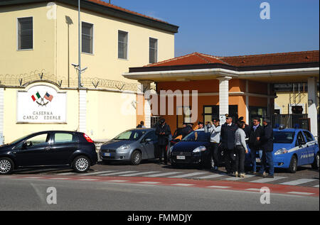 Vicenza, 12. März 2016. Demonstration gegen Libyen-Krieg. Zweihundert Leute treffen außerhalb der US-Basis "Ederle'in Vicenza, Italien, zum protest gegen die italienische militärische Intervention in Libya.The Demonstration nahmen eine Delegation von Frauen aus Donezk und Luhansk. Die Slogans sind: Stop Krieg, Stop UE, Stop NATO, Yankee nach Hause gehen. Bildnachweis: Ferdinando Piezzi/Alamy Live-Nachrichten Stockfoto