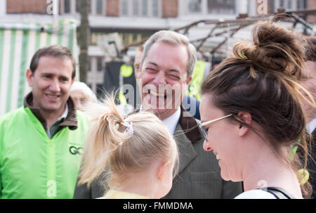 Romford, Essex, 12. März 2016, Nigel Farage MEP, Führer der UKIP Werbetätigkeit in Romford, Essex am Markttag, mit Andrew Rosindell MP zur Unterstützung der UK-Rückzug aus der Europäischen Union. Bildnachweis: Ian Davidson/Alamy Live-Nachrichten Stockfoto