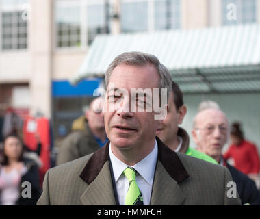 Romford, Essex, 12. März 2016, Nigel Farage MEP, Führer der UKIP Werbetätigkeit in Romford, Essex am Markttag, mit Andrew Rosindell MP zur Unterstützung der UK-Rückzug aus der Europäischen Union. Bildnachweis: Ian Davidson/Alamy Live-Nachrichten Stockfoto