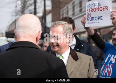 Romford, Essex, 12. März 2016, Nigel Farage MEP, Führer der UKIP Werbetätigkeit in Romford, Essex am Markttag, mit Andrew Rosindell MP zur Unterstützung der UK-Rückzug aus der Europäischen Union. Stockfoto