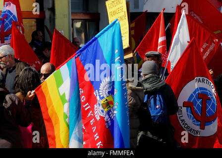 Vicenza, 12. März 2016. Demonstration gegen Libyen-Krieg. Zweihundert Leute treffen außerhalb der US-Basis "Ederle'in Vicenza, Italien, zum protest gegen die italienische militärische Intervention in Libya.The Demonstration nahmen eine Delegation von Frauen aus Donezk und Luhansk. Die Slogans sind: Stop Krieg, Stop UE, Stop NATO, Yankee nach Hause gehen. Bildnachweis: Ferdinando Piezzi/Alamy Live-Nachrichten Stockfoto