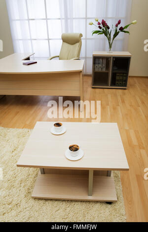 Tassen Kaffee auf einem Tisch im modernen Büro Stockfoto