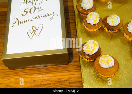 Goldene Hochzeit Feier Kuchen. Stockfoto