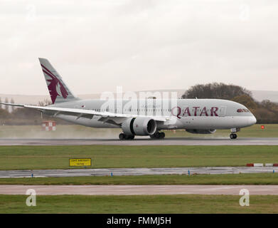 Qatar Airways-Boeing 787-8 Dreamliner Widebody-Passnenger Flugzeug (A7-BCW), Manchester International Airport Landebahn kommt. Stockfoto