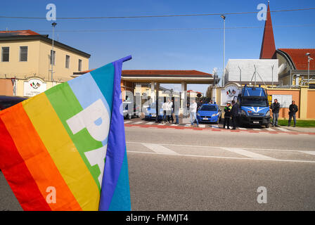 Vicenza, 12. März 2016. Demonstration gegen Libyen-Krieg. Zweihundert Leute treffen außerhalb der US-Basis "Ederle'in Vicenza, Italien, zum protest gegen die italienische militärische Intervention in Libya.The Demonstration nahmen eine Delegation von Frauen aus Donezk und Luhansk. Die Slogans sind: Stop Krieg, Stop UE, Stop NATO, Yankee nach Hause gehen. Bildnachweis: Ferdinando Piezzi/Alamy Live-Nachrichten Stockfoto