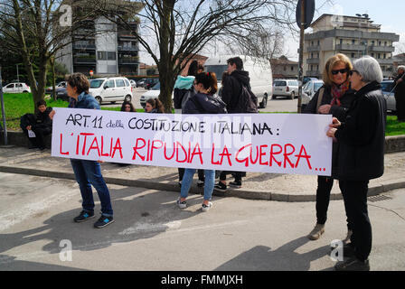 Vicenza, 12. März 2016. Demonstration gegen Libyen-Krieg. Zweihundert Leute treffen außerhalb der US-Basis "Ederle'in Vicenza, Italien, zum protest gegen die italienische militärische Intervention in Libya.The Demonstration nahmen eine Delegation von Frauen aus Donezk und Luhansk. Die Slogans sind: Stop Krieg, Stop UE, Stop NATO, Yankee nach Hause gehen. Bildnachweis: Ferdinando Piezzi/Alamy Live-Nachrichten Stockfoto