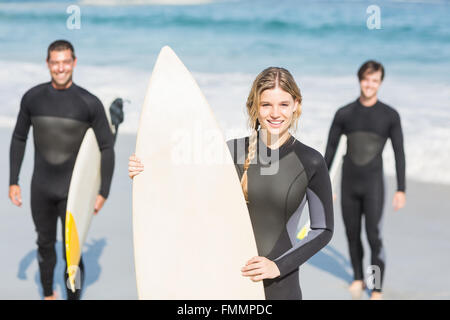 Porträt der Freunde, Surfer mit Surfbrett stehend am Strand Stockfoto