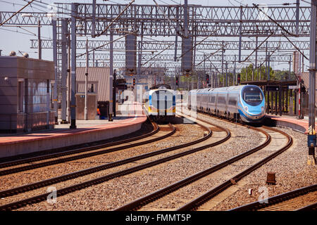 Trainieren Sie auf der Plattform des Bahnhofs in Gdynia, Polen. Stockfoto