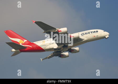 Qantas Airbus A380-800 VH-OQH Wallabies ausgehend von London Heathrow Airport, Großbritannien Stockfoto