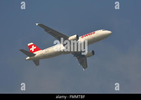 Swiss International Airlines Airbus A320-214 HB-IJH Abflug vom Flughafen London Heathrow Stockfoto