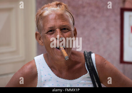 Kubanische Frau Rauchen Zigarre, Habana Vieja, Havanna, Kuba Stockfoto