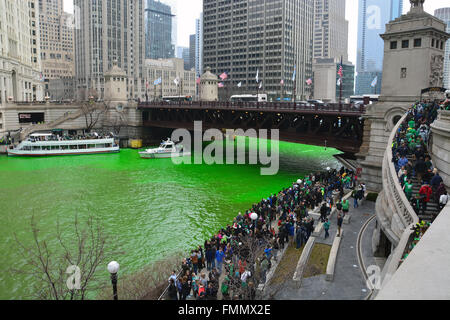 Menschen sehen den Chicago River wird für St. Patricks Day vom River Walk und Michigan Avenue Bridge, 12.03.2016 grün gefärbt Stockfoto