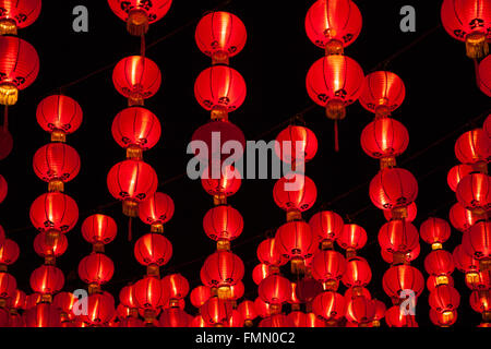 Rote Laternen hängen in Zeilen während der chinesischen Neujahrsfest im Thean Hou Tempel, Kuala Lumpur, Malaysia Stockfoto