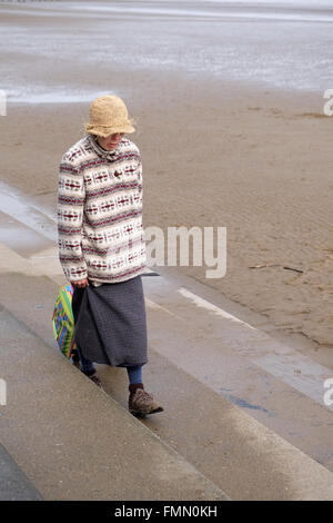 Beach Bag Lady in Burnham am Meer in Somerset, 12. März 2016 Stockfoto