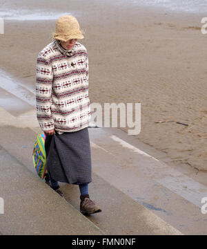 Beach Bag Lady in Burnham am Meer in Somerset, 12. März 2016 Stockfoto