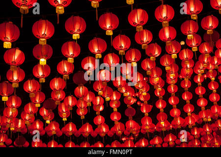 Rote Laternen hängen in Zeilen während der chinesischen Neujahrsfest im Thean Hou Tempel, Kuala Lumpur, Malaysia Stockfoto