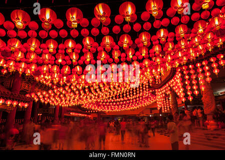 Rote Laternen hängen in Zeilen während der chinesischen Neujahrsfest im Thean Hou Tempel, Kuala Lumpur, Malaysia Stockfoto