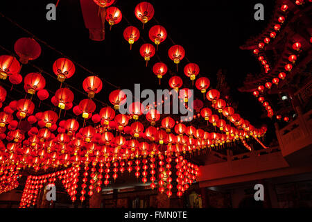 Rote Laternen hängen in Zeilen während der chinesischen Neujahrsfest im Thean Hou Tempel, Kuala Lumpur, Malaysia Stockfoto