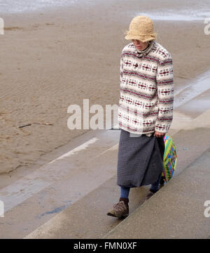 Beach Bag Lady in Burnham am Meer in Somerset, 12. März 2016 Stockfoto